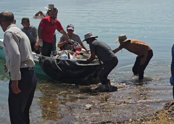 Siirt’te bahçede fenalaşan hasta, tekneyle ambulansa ulaştırıldı