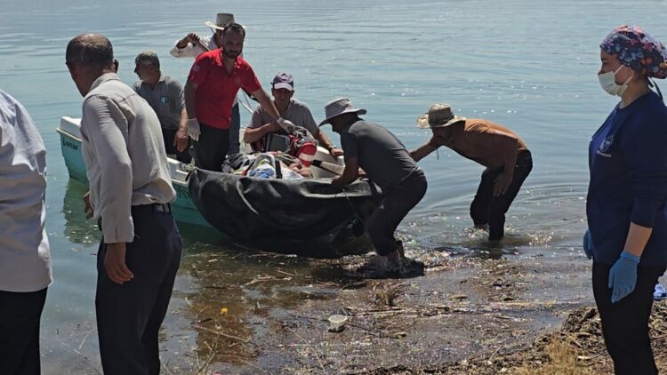 Siirt’te bahçede fenalaşan hasta, tekneyle ambulansa ulaştırıldı