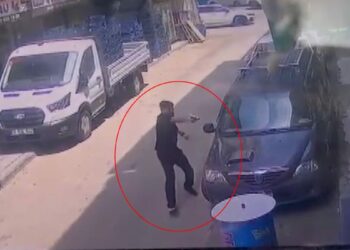 Bursa’da silahlı saldırı anı kamerada: 2 yaralı