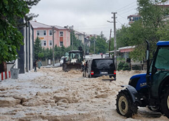 Afyon’da dolu yağışı; yollar kapandı, bahçeler zarar gördü