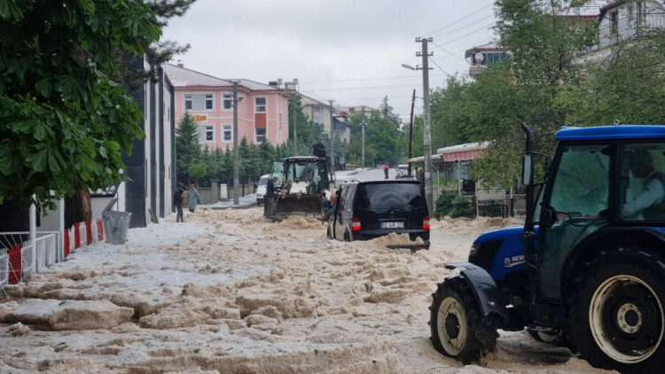 Afyon’da dolu yağışı; yollar kapandı, bahçeler zarar gördü