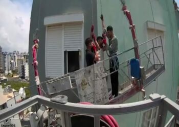Mersin'de, 8'inci katta iskelede mahsur kalan 3 işçiyi itfaiye kurtardı