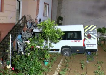 Çekmeköy'de servis minibüsü evin bahçesine uçtu: 1 yaralı