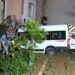 Çekmeköy'de servis minibüsü evin bahçesine uçtu: 1 yaralı