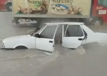 Denizli’de sağanak ve dolu yağışı, su baskınlarına neden oldu