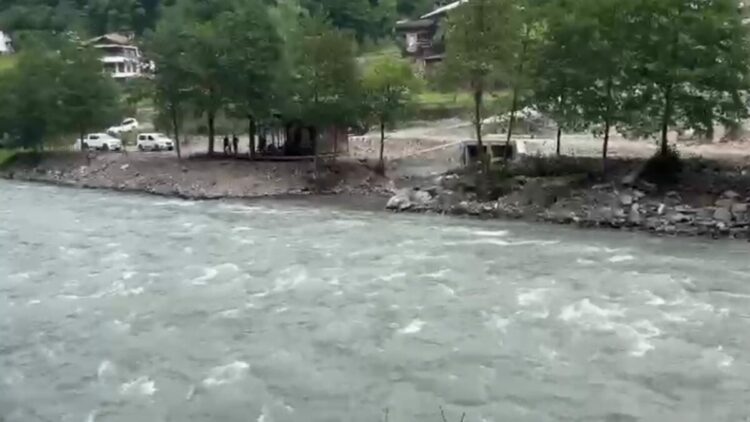 Kayıp gencin cansız bedenini dereden çıkaran AFAD ekibinin botu akıntıya kapıldı; 1 personel öldü, 4 personel kurtarıldı - YENİDEN