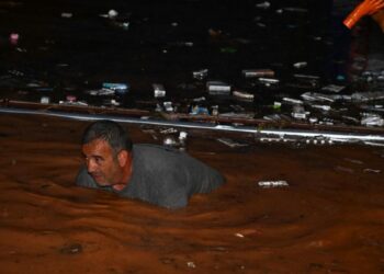 Kırşehir'de sağanak; 15 araç selde mahsur kaldı, 20 iş yerini su bastı