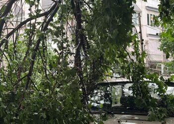 Manisa'da sağanak; sel sularının evin kapısından taştığı anlar kamerada