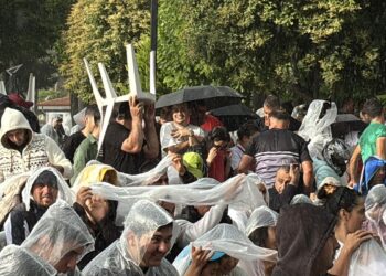 Hatay’da milli maç heyecanı; Antakya’da yağmura rağmen dev ekrandan takip ettiler