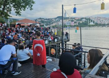Milli maçı, deniz kenarına kurulan 'dev' ekrandan izlediler