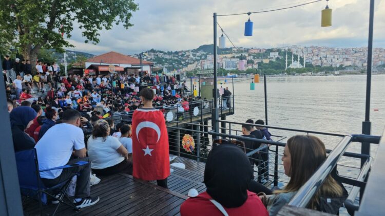 Milli maçı, deniz kenarına kurulan 'dev' ekrandan izlediler
