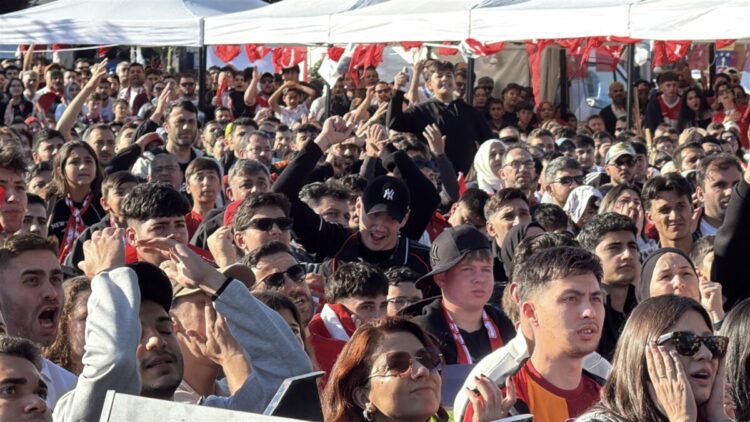 Yalova'da dev ekran karşısında milli maç heyecanı