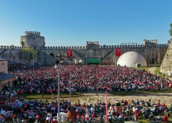 A Milli Futbol Takımı'nın Avustralya karşısındaki maçını Yedikule Hisarı'nda izlediler