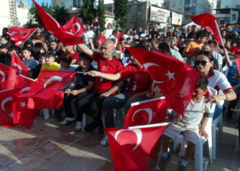 Kilis’te vatandaşlar milli takım maçını sokaktan takip etti