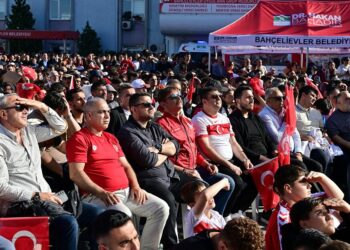 Bahçelievler’de binlerce kişi milli takıma destek için bir araya geldi