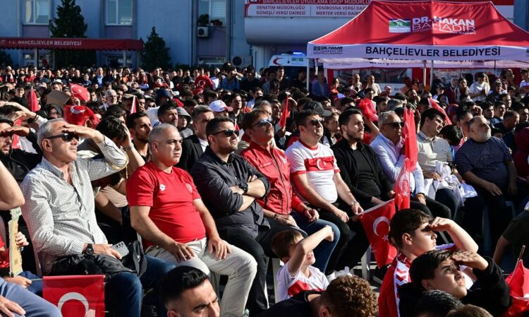 Bahçelievler’de binlerce kişi milli takıma destek için bir araya geldi