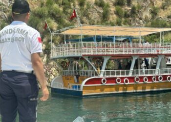 Halfeti’de arızalanıp sürüklenen tur teknesindeki 40 yolcuyu jandarma tahliye etti