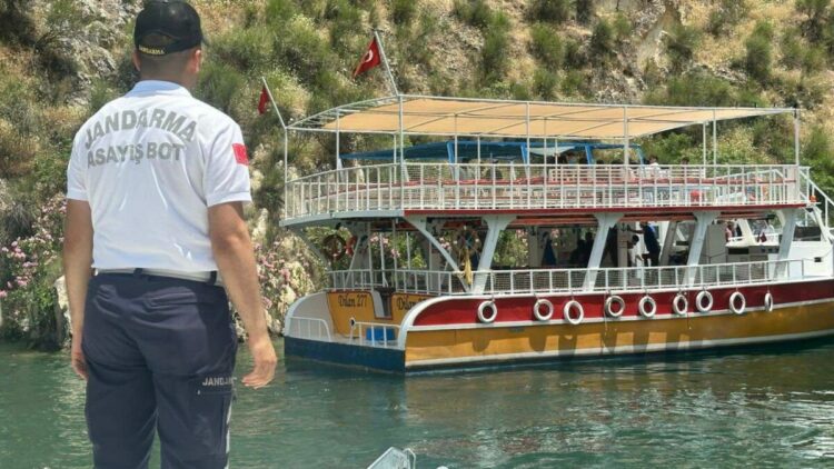 Halfeti’de arızalanıp sürüklenen tur teknesindeki 40 yolcuyu jandarma tahliye etti