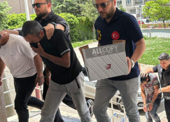 Otomobilin vites körüğünde uyuşturucu sevkiyatı; 2 tutuklama