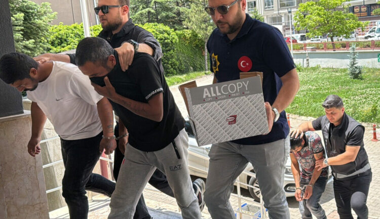 Otomobilin vites körüğünde uyuşturucu sevkiyatı; 2 tutuklama