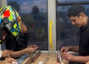Belediye otobüsünde okey oynadılar