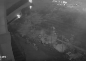Çekmeköy’de servis minibüsünün evin bahçesine uçtuğu anlar kamerada; 1 ölü