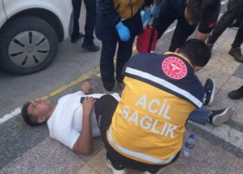 Kaldırımda yürürken, 'Neden yan baktın?' tartışmasında bıçakla yaralandı