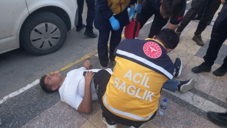 Kaldırımda yürürken, 'Neden yan baktın?' tartışmasında bıçakla yaralandı
