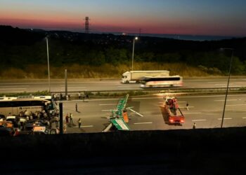 Kuzey Marmara Otoyolu'nda kamyonun damperinin çarptığı tabela devrildi; kapanan yol trafiğe açıldı / Geniş haber