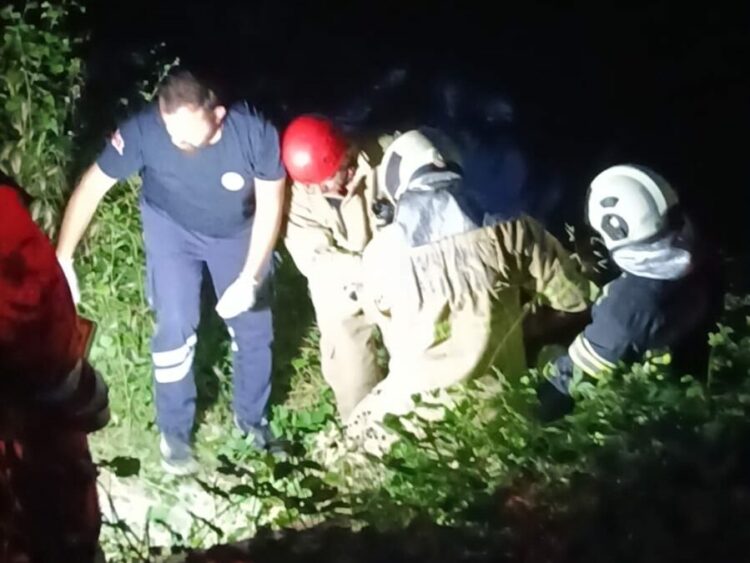 Tuvalet ihtiyacını gidermek isterken ırmağa düştü, itfaiye ekipleri kurtardı