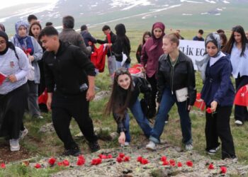 Öğrenciler, ecdadı için Allahuekber Şehitliği’ne yürüdü