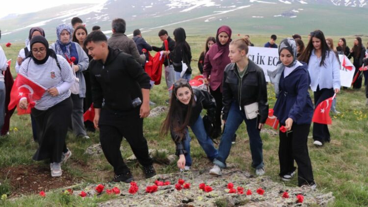 Öğrenciler, ecdadı için Allahuekber Şehitliği’ne yürüdü