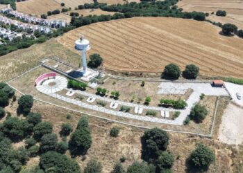 Dardanos Tabyası, düşman gemileri tarafından doğrudan vurulamaması için antik kent üzerine inşa edilmiş