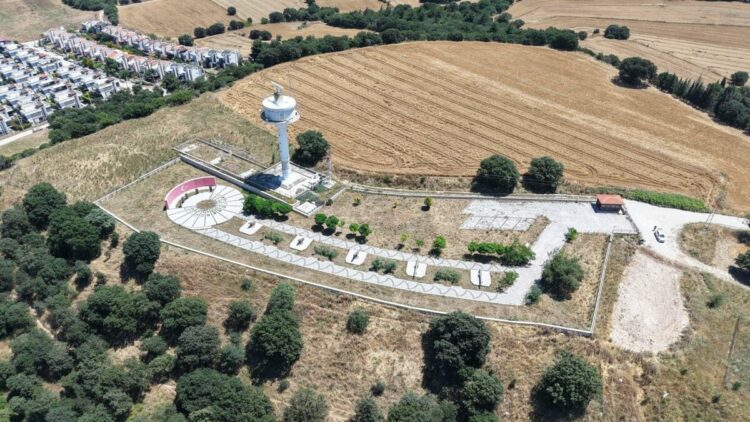 Dardanos Tabyası, düşman gemileri tarafından doğrudan vurulamaması için antik kent üzerine inşa edilmiş
