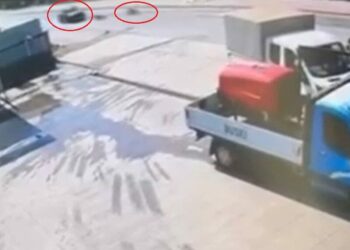 Devrilen motosikletin sürücüsü otomobilin altında kalmaktan son anda kurtuldu