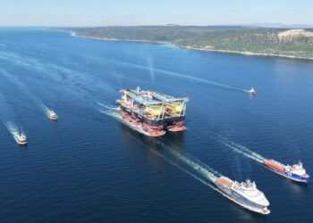 Dev vinç gemisi Çanakkale Boğazı'ndan geçti