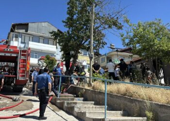 Yaşadığı evi ateşe verip kaçtı