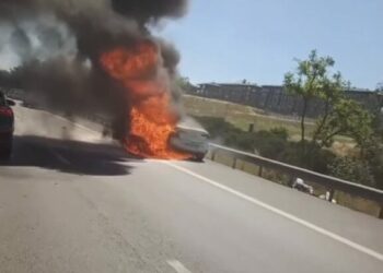 Küçükçekmece TEM Otoyolu'nda otomobil alev alev yandı; yol trafiğe kapatıldı