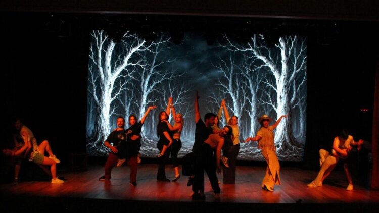 Üniversiteli gençlerin sahnelediği  'The Addams Family'  izleyici ile buluşuyor