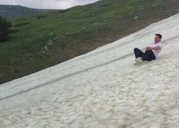 Haziran ayında zirvede poşetlerle karda kaydılar
