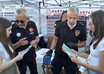 Kiraz Festivali'nde stant kuran polis, vatandaşları uyuşturucuya karşı bilgilendirdi