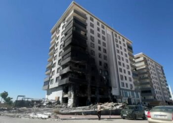 Şanlıurfa’daki yangında 1 iş yeri ile 8 daire zarar gördü