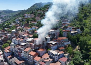 3 katlı evde çıkan yangın yan binaya sıçradı; depremde kolunu, yangında evini kaybetti