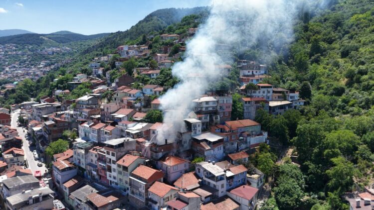 3 katlı evde çıkan yangın yan binaya sıçradı; depremde kolunu, yangında evini kaybetti