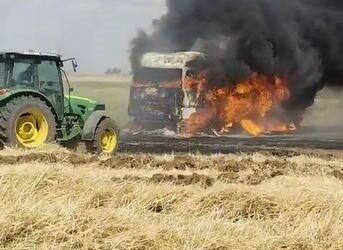 Anız yangınında alevler TIR’a sıçradı; o anlar kamerada