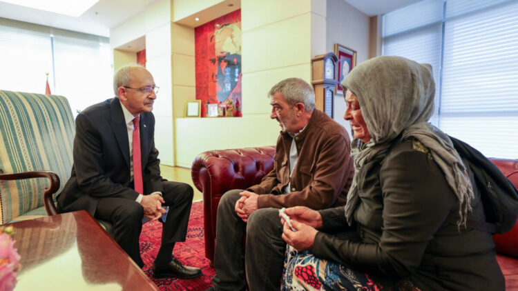 Kılıçdaroğlu, mağdur aileyi makamında kabul etti