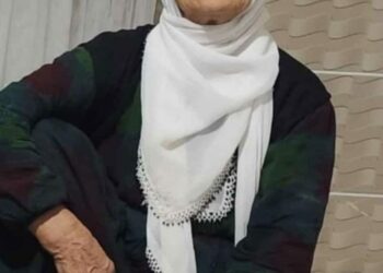 Evinin balkonundayken düğünde açılan ateşte göğsünden vurulan kadın öldü