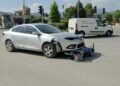 Otomobille çarpışan motosikletteki 2 kişi yaralandı; kaza kamerada
