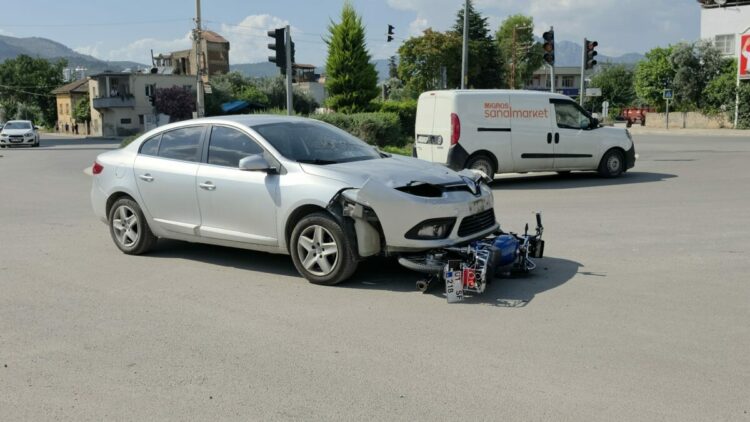 Otomobille çarpışan motosikletteki 2 kişi yaralandı; kaza kamerada