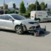 Otomobille çarpışan motosikletteki 2 kişi yaralandı; kaza kamerada